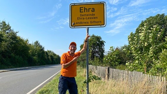 Schorse besucht auf der "Der beste Ort der Welt"-Tour Ehra-Lessien. © NDR Foto: Bernd Drechsler