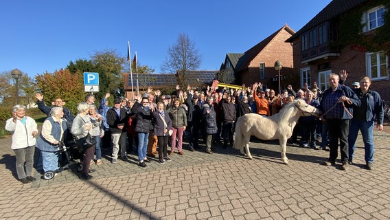 Schorse besucht auf der "Der beste Ort der Welt"-Tour Nienhagen. © NDR Foto: Bernd Drechsler