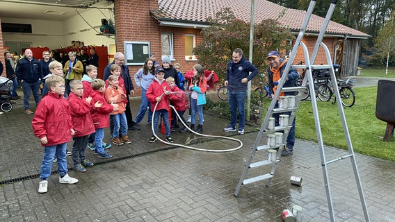 Schorse besucht auf der "Der beste Ort der Welt"-Tour Benzen. © NDR Foto: Bernd Drechsler