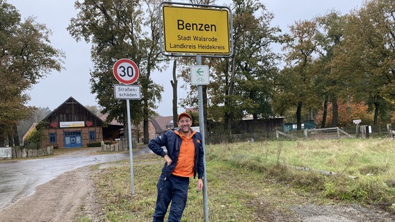 Schorse besucht auf der "Der beste Ort der Welt"-Tour Benzen. © NDR Foto: Bernd Drechsler