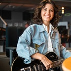 Sängerin Katie Melua spielt auf einer Duesenberg Gitarre. © NDR 