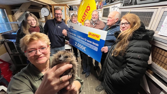 Auch die Igelpflege Landkreis Cuxhaven e.V. darf sich über den 2.000 Euro Scheck freuen. © NDR Foto: Martin Jürgensmann