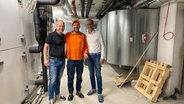 Schorse besucht Senger Gebäudetechnik in Osnabrück und spricht mit Henning Senger und Kai Schaupmann (re.). © NDR Foto: Bernd Drechsler