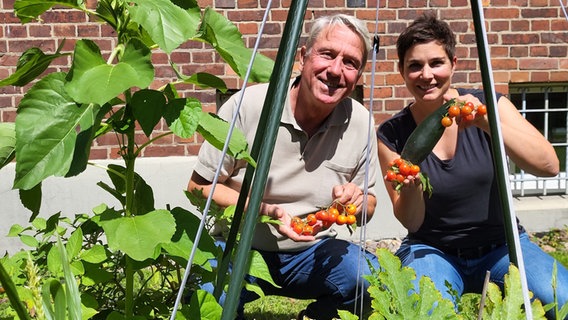 Martina Witt und Ralf Walter vor dem NDR Beet © NDR Foto: Jessica Schantin