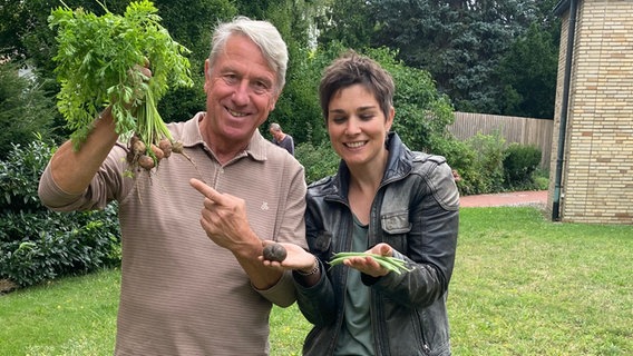 Martina Witt und Ralf Walter vor dem NDR Beet © NDR Foto: Jessica Schantin