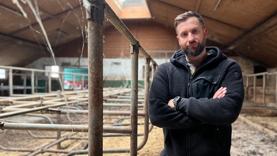 Landwirt Christoph Rothhaupt in einem leeren Kuhstall © Christoph Rothhaupt Foto: Christoph Rothhaupt