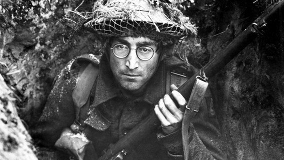 Das Bild zeigt eine Szene des Spielfilms "Wie ich den Krieg gewann" mit John Lennon. © picture alliance / Everett Collection Foto: Courtesy Everett Collection