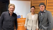 Rainer Schuhmann, Moderatorin Martina Gilica und Carsten Liftin im Studio. © NDR 