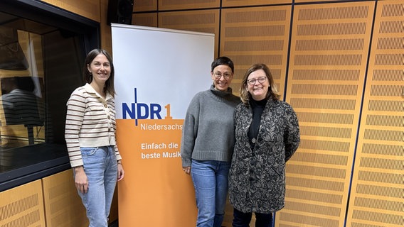 In Holzminden können Besucher ein Museum mit der Nase erkunden: Im Duftmuseum Sensoria dreht sich alles um Düfte und Aromen. Moderatorin Martina Gilica spricht mit dem Team des Duftmuseums in der Sendung. © NDR 