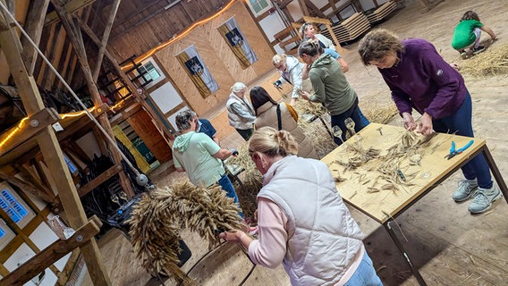 Für das Landfest in Neu Sankt Jürgen wird eine Erntekrone vorbereitet. © Jutta Jungsthöffel und mir Andrea Röhrs 