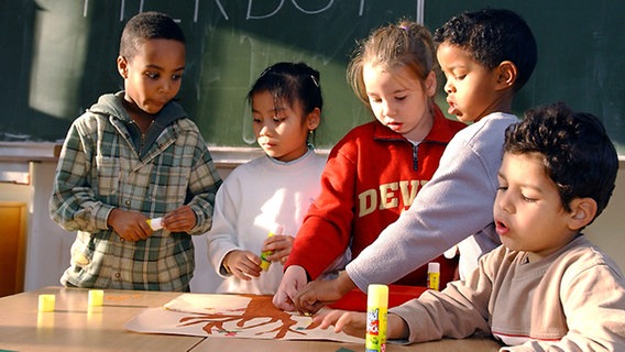 Kinder verschiedener Nationalitäten basteln zum Thema Herbst © picture-alliance/dpa Foto: fm/sv