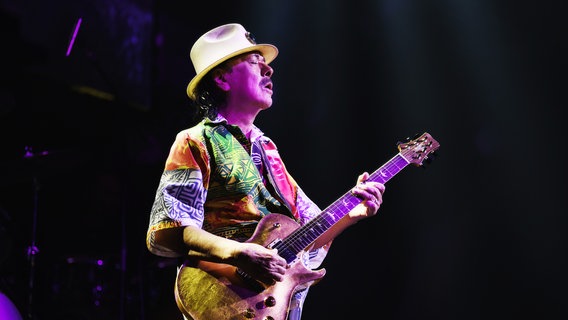 Santana mit Gitarre auf der Bühne © Denise Truscello Foto: Denise Truscello