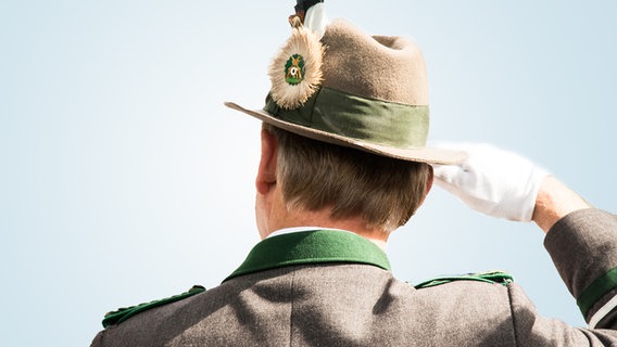 Schütze in Uniform und Schützenhut © fotolia Foto: hayo