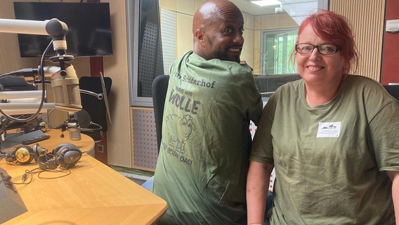 Schäferin Ulrike Meierfrankenfeld und Yared Dibaba im Studio © NDR Foto: NDR