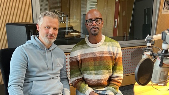 Yared Dibaba mit Guido Wolf-Rohr im Studio © NDR Foto: NDR