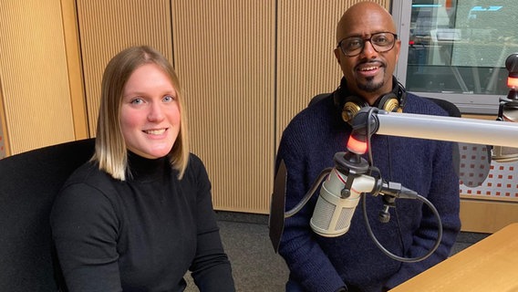 Yared Dibaba mit Gefängsnislehrerin Kea Reinecke © NDR Foto: NDR