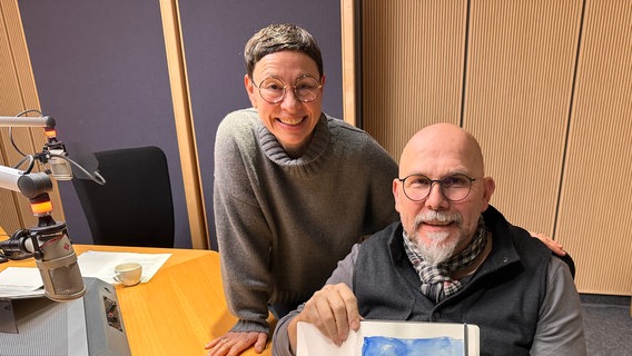 Martina Gilica mit Malte Wulf im Studio. © NDR 