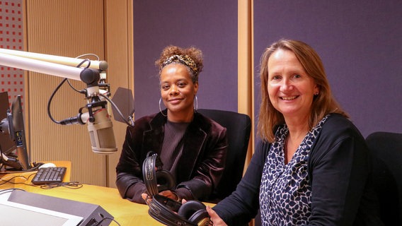 Denise M'Baye zu Gast bei NDR Moderatorin Susanne Neuß. © NDR Foto: Luisa Müller