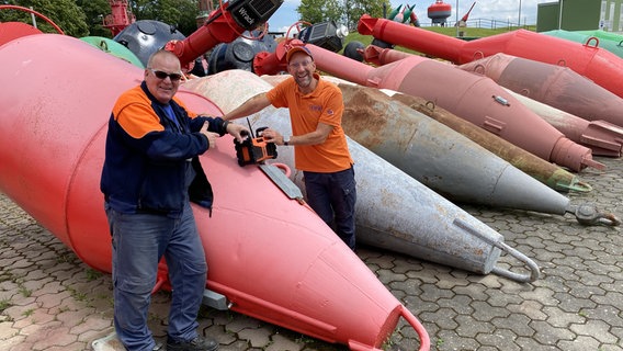 Schorse übergibt ein Dabbi DAB+ Radio an Andreas Irtz und das Team vom Wasserstraßen und Schifffahrtsamt. © NDR Foto: Bernd Drechsler