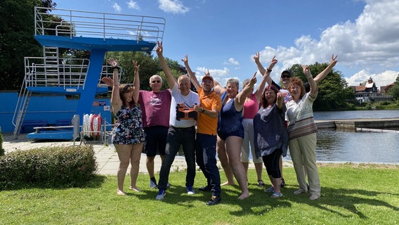 Schorse übergibt ein Dabbi DAB+ Radio an Bernd Picht und das Team vom Freibad Juessee. © NDR Foto: Bernd Drechsler