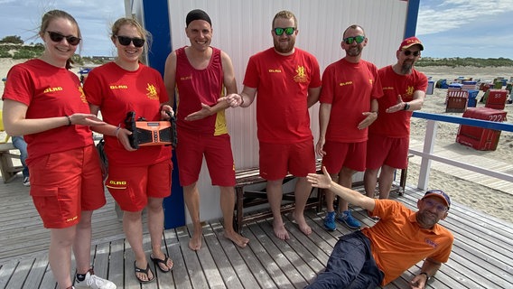 Schorse übergibt ein Dabbi DAB+ Radio an Benedikt Ring und das Team der DLRG Borkum. © NDR Foto: Bernd Drechsler