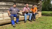 Schorse übergibt ein Dabbi DAB+ Radio an Lothar Kirschstein und das Team von den Landesforsten Bad Grund. © NDR Foto: Bernd Drechsler