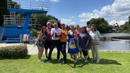 Schorse übergibt ein Dabbi DAB+ Radio an Bernd Picht und das Team vom Freibad Juessee. © NDR Foto: Bernd Drechsler