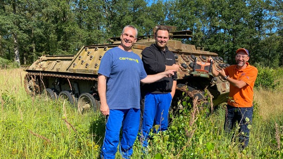 Schorse übergibt ein Dabbi DAB+ Radio an Martin Neumann und Jan-Hermann Hedder (v.l.) vom Bundeswehr-Dienstleistungszentrum Munster. © NDR Foto: Bernd Drechsler