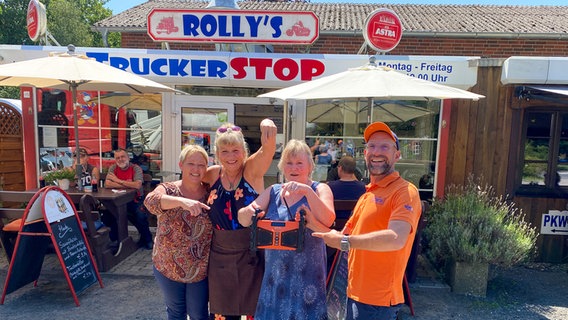 Schorse übergibt ein Dabbi DAB+ Radio an Barbara Rammholdt und ihre Kolleginnen von Rollys Trucker Stop. © NDR Foto: Bernd Drechsler