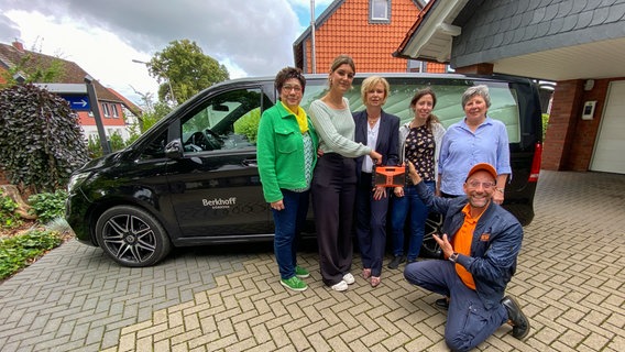 Schorse übergibt ein Dabbi DAB+ Radio an Charlotte Günzler vom Bestattungshaus Berkhoff GmbH. © NDR Foto: Bernd Drechsler