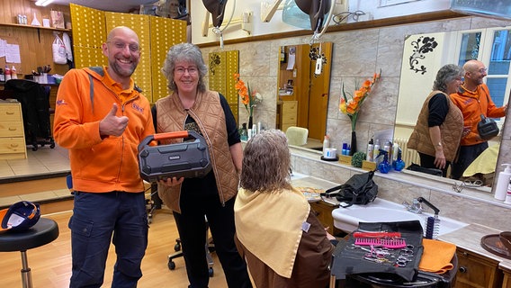 Schorse übergibt ein Dabbi DAB+ Radio an Friseurin Birgit Reese in Goslar. © NDR Foto: Bernd Drechsler