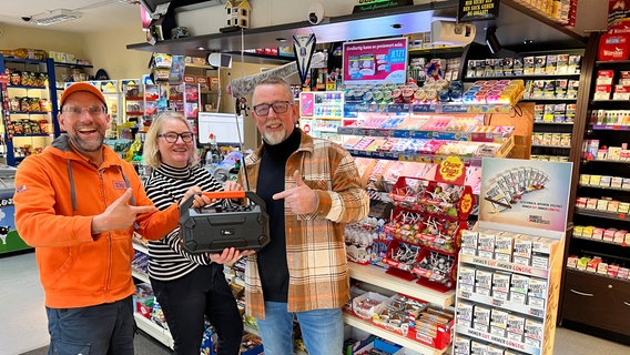 Schorse übergibt ein Dabbi DAB+ Radio an Frank Neuhäuser vom Kiosk "Süße Ecke" in Meppen. © NDR Foto: Bernd Drechsler