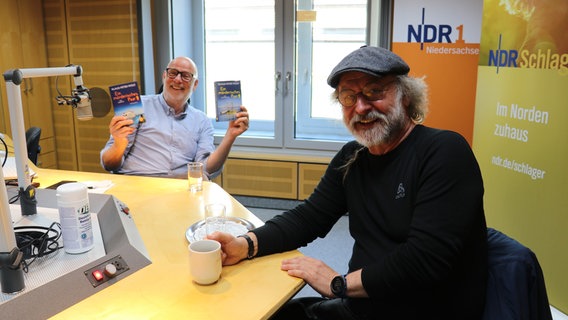 Klaus Peter Wolf und Moderator Andreas Kuhnt © NDR Foto: Jasmin Janosch