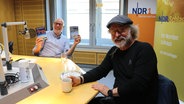 Klaus Peter Wolf und Moderator Andreas Kuhnt © NDR Foto: Jasmin Janosch