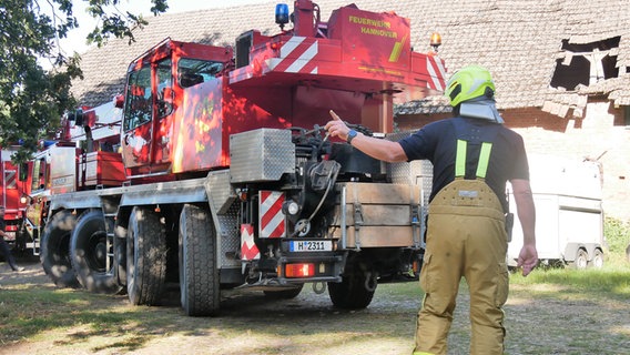 Ein Kranwagen der Feuerwehr Hannover vor einem Schuppen © Feuerwehr Celle Foto: Feuerwehr Celle