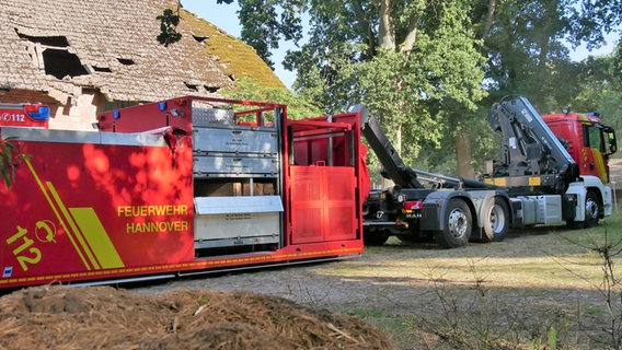 Ein Kranwagen der Feuerwehr Hannover vor einem Schuppen © Feuerwehr Celle Foto: Feuerwehr Celle