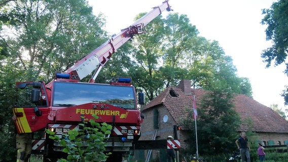 Ein Kranwagen der Feuerwehr Hannover vor einem Schuppen © Feuerwehr Celle Foto: Feuerwehr Celle