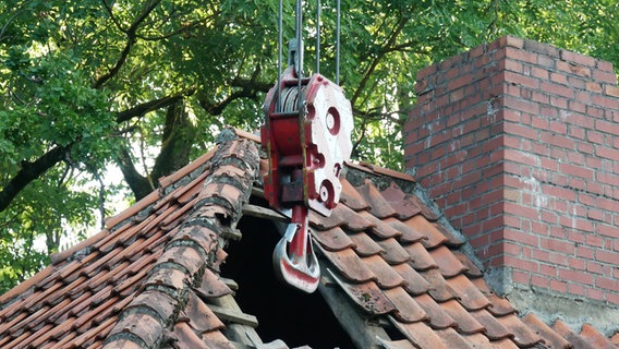 Ein Kran der Feuerwehr Hannover vor einem Schuppen © Feuerwehr Celle Foto: Feuerwehr Celle