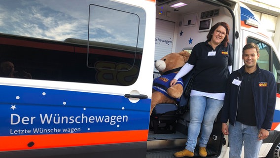 Maren Meier und Severin Bünemann, ehrenamtliche Helfer beim ASB Niedersachsen © NDR Foto: Henning Orth