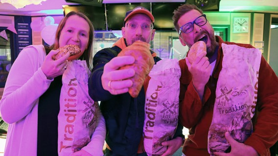 Susanne Neuß und Andreas Kuhlage und Schorse freuen sich über leckere, frische Brötchen im Studio. © NDR Foto: Yumi Yamashita