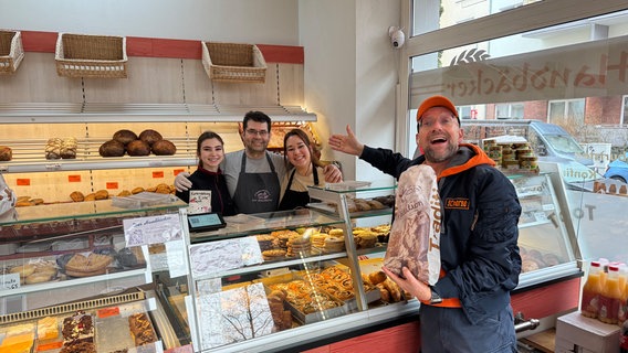 Schorse holt Brötchen bei Fuat Yakup und seinen Töchtern Celin und Aylin. © NDR Foto: Bernd Drechsler