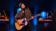 Max Giesinger singt unplugged. © NDR Foto: Sascha Sommer