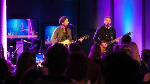 Max Giesinger und ein weiterer Musiker singen unplugged vor einem kleinen Publikum. © NDR Foto: Sascha Sommer