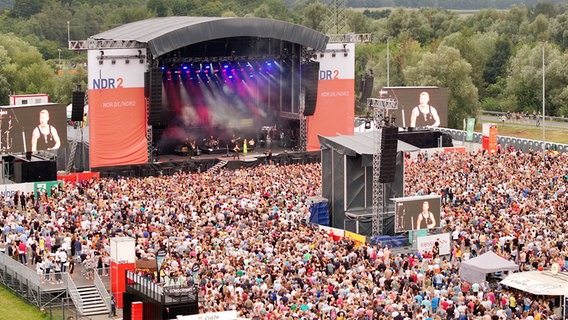 Bllick aus der Luft auf das Festivalgelände mit der Bühne und Videowänden © NDR 2 Foto: Axel Herzig