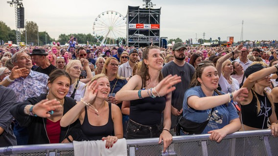 Publikum in der ersten Reihe beim Papenburg Festival © NDR 2 Foto: Axel Herzig