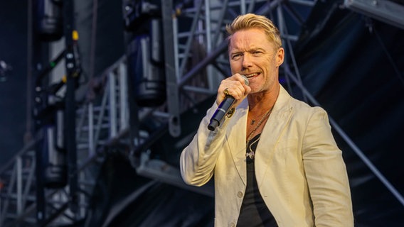 Ronan Keating mit Mikrofon beim Auftritt in Papenburg © NDR 2 Foto: Axel Herzig