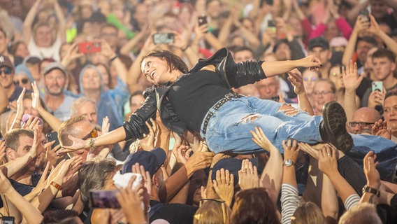 Silbermond-Sängerin Steffi Kloß lächelnd beim Stagediving - auf Händen von den Fans getragen © NDR 2 Foto: Axel Herzig