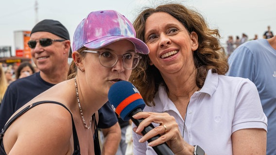 Elke Wiswedel im Gespräch mit einer Besucherin mit bunter Schirmmütze © NDR 2 Foto: Axel Herzig