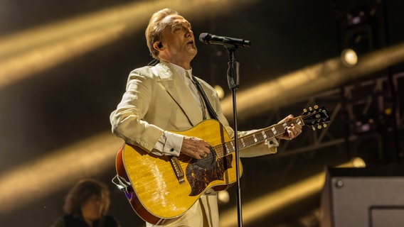 Marius Müller-Westernhagen singt mit Gitarre im Arm © NDR 2 Foto: Axel Herzig