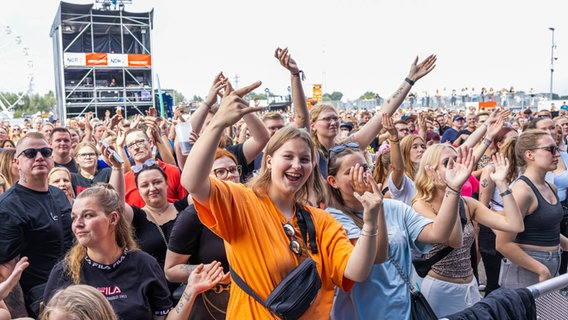 Publikum feiert in der ersten Reihe beim Papenburg Festival © NDR 2 Foto: Axel Herzig